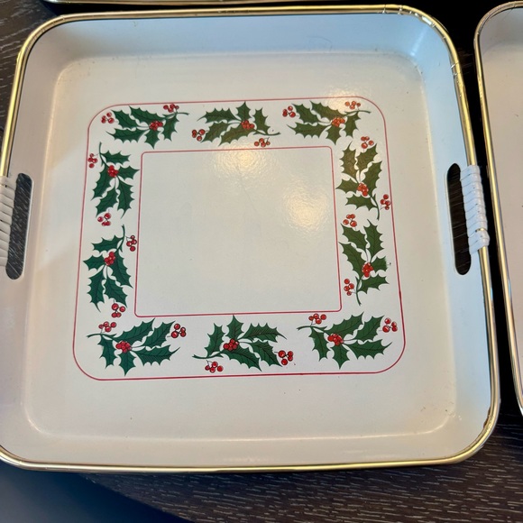 Vintage 3 piece Lacquer Ware Nesting Trays set.  Christmas Poinsettias design - Picture 8 of 11